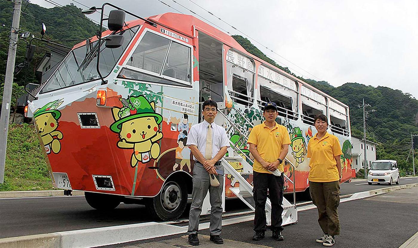 Le bus autonome amphibie amènera les touristes faire un tour du lac de barrage de Yamba au Japon. © Saitama Institute of Technology